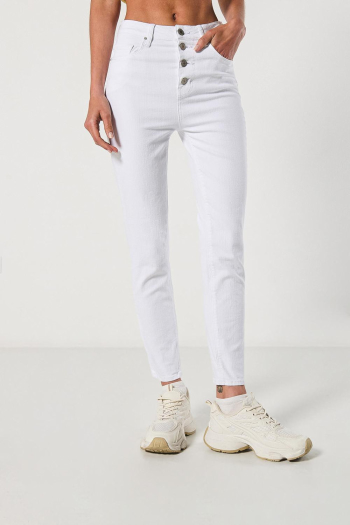 Jean blanco jegging con botones visibles y tiro súper alto